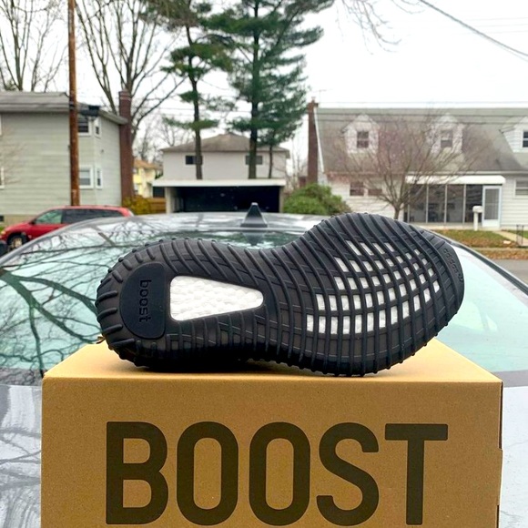 Adidas Yeezy v2 “Bred” - Picture 2 of 2